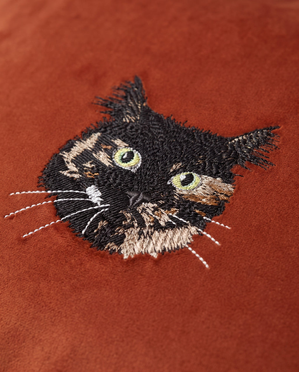 Kedi portresi nakışı yakın çekim, kadife yastık
