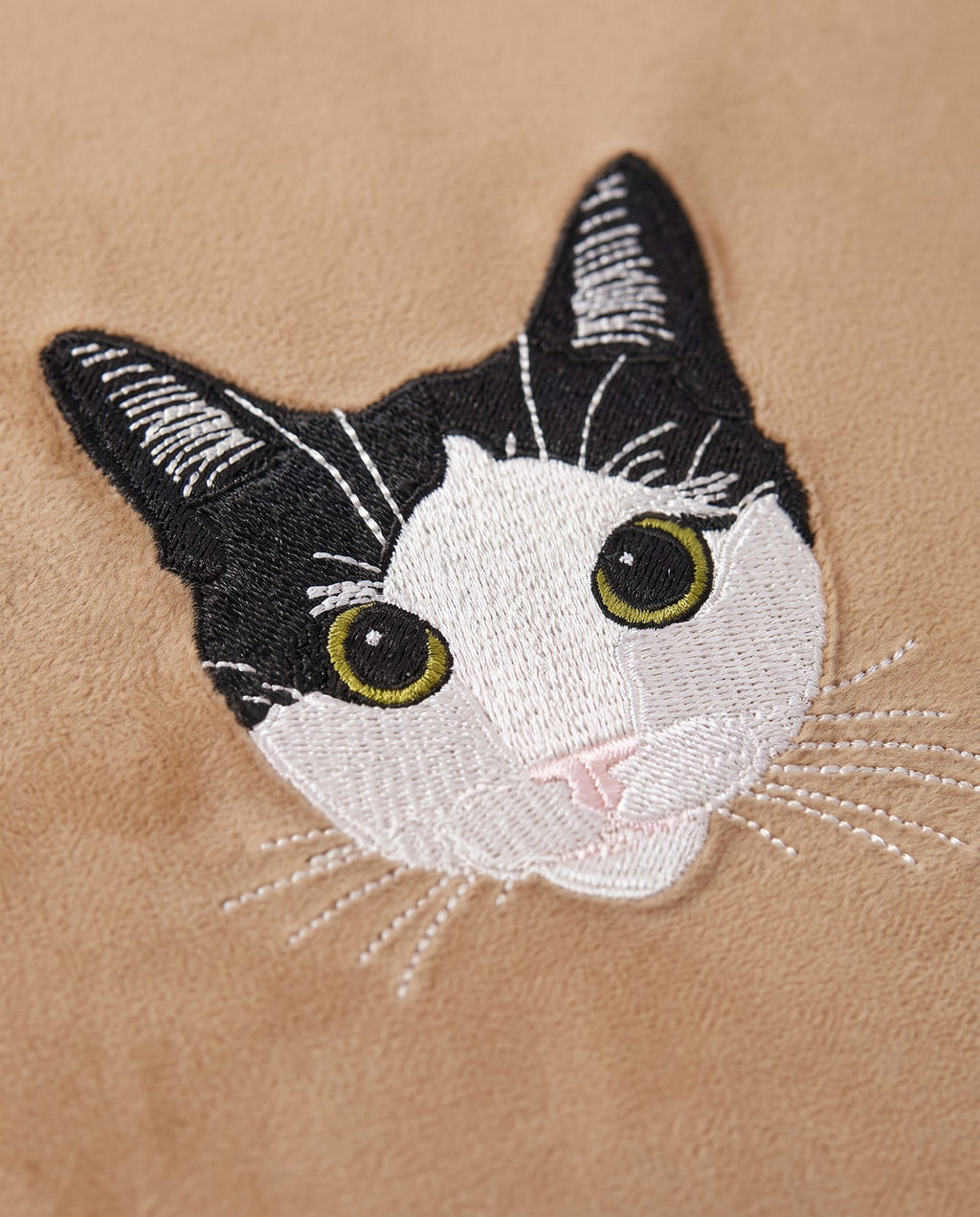 Kedi portresi nakışı yakın çekim, kadife yastık