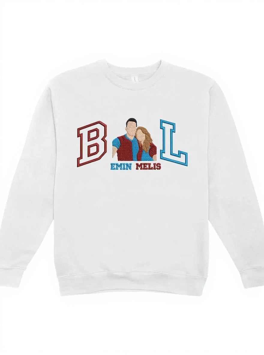 Beyaz sweatshirt - BL harfli çift portresi nakış tasarımı