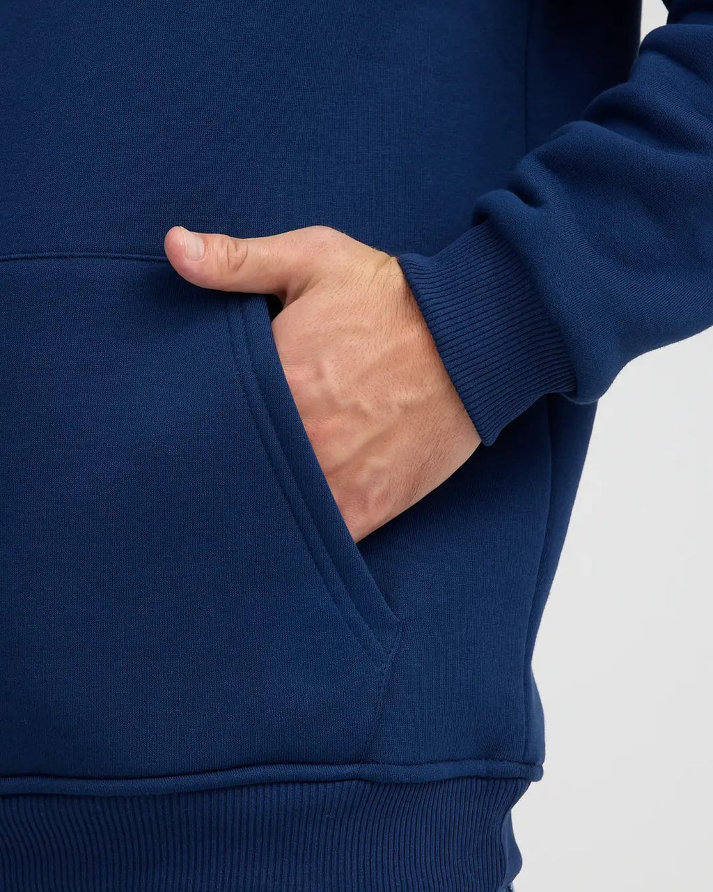 Hoodie kumaş dokusu yakın çekim – lacivert, cep ve ribana detayı